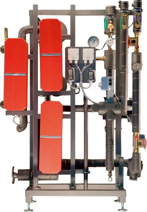 Modul mit mehreren roten Wärmespeichern und angeschlossenen Ventilen, Druckmessgerät und Steuerungseinheit, hergestellt von Bosch, für die Nutzung in Systemen für Wärmegewinnung.